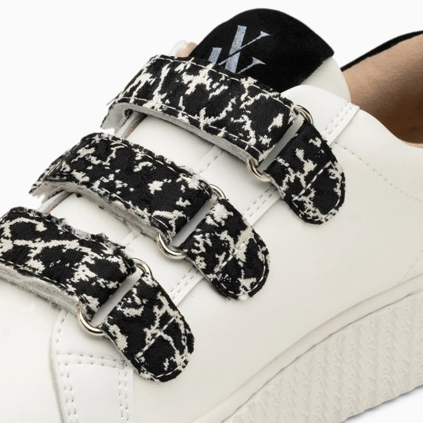 Vanessa Wu Sneakers | Baskets Eclair Lyanna Blanc Et Argent A Scratchs Leopard Noirs