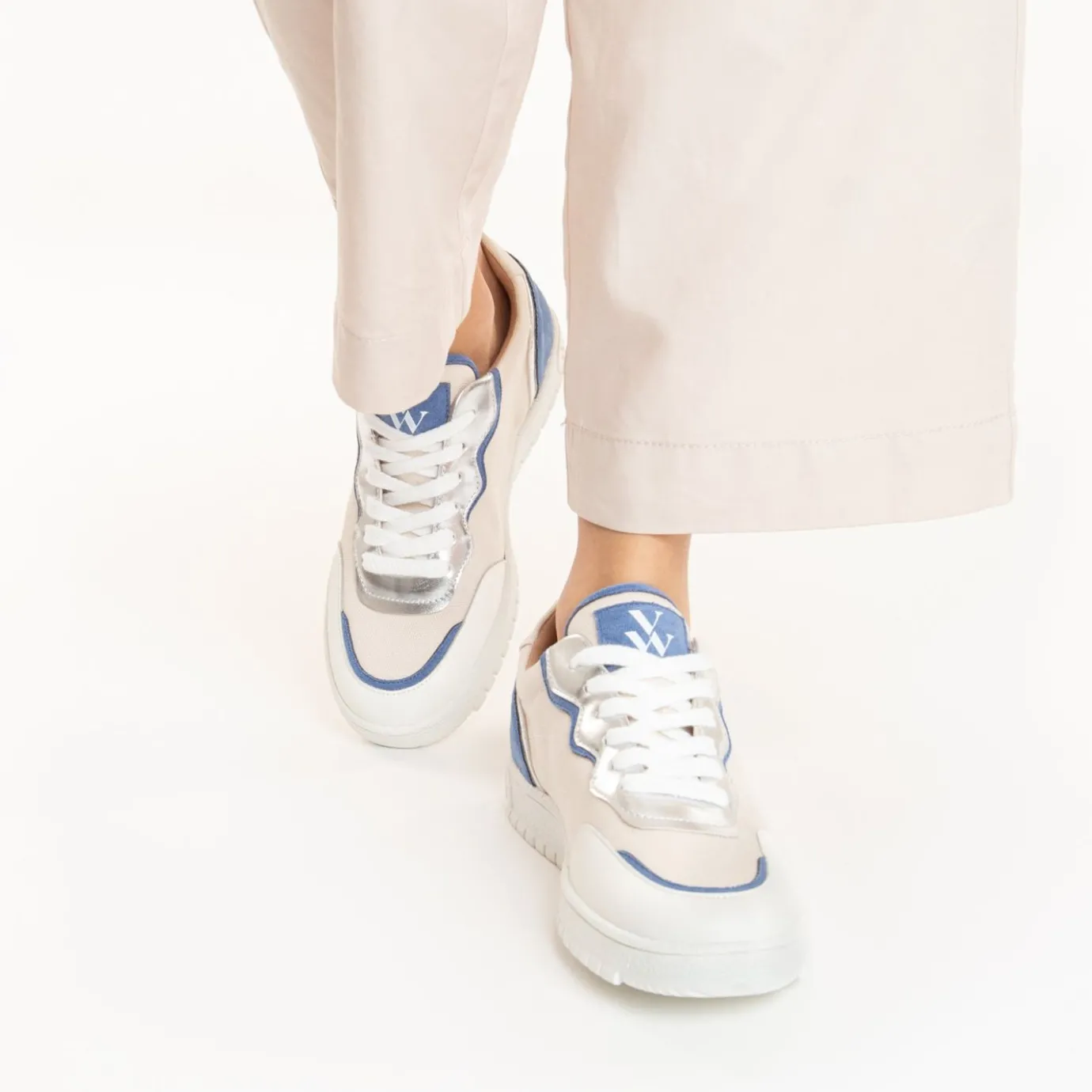 Vanessa Wu Sneakers | Baskets Enora En Toile Beige A Details Bleu Et Argent