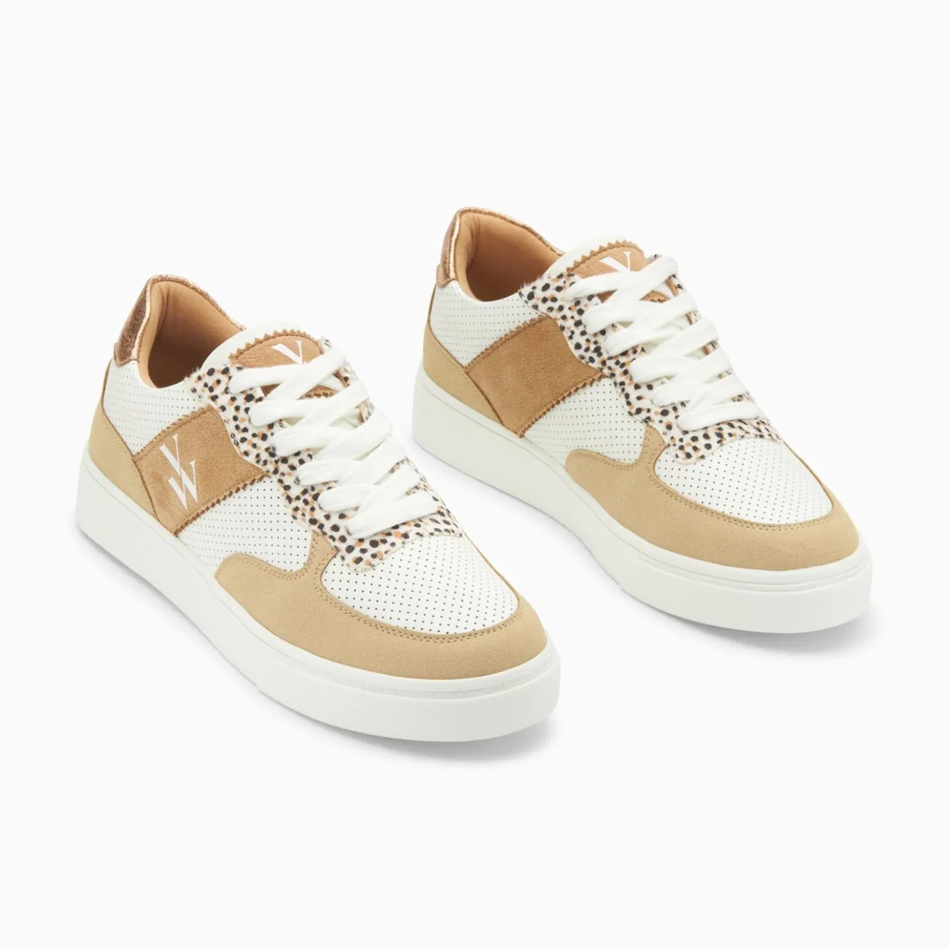 Vanessa Wu Sneakers | Baskets Monogramme Flavie Perforees Blanc Et Beige A Lacets