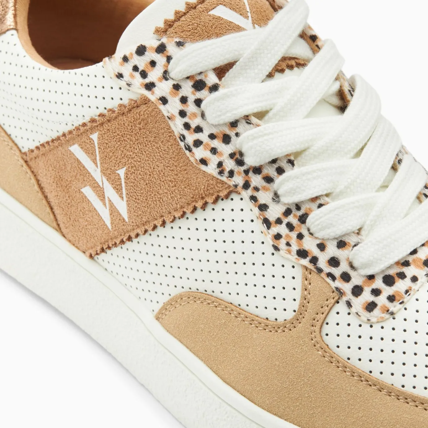 Vanessa Wu Sneakers | Baskets Monogramme Flavie Perforees Blanc Et Beige A Lacets