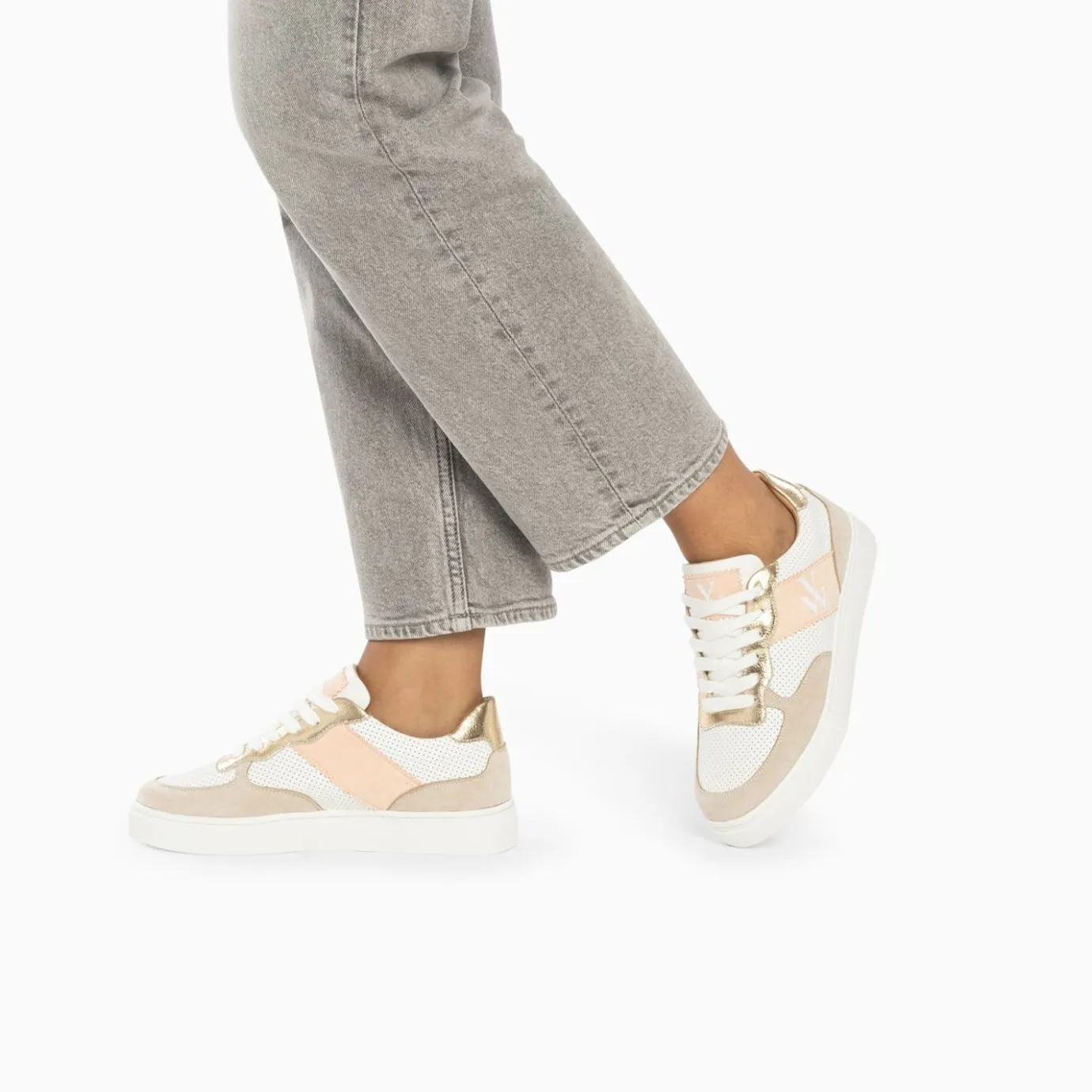Vanessa Wu Sneakers | Baskets Monogramme Flavie Perforees Gris Et Rose A Lacets