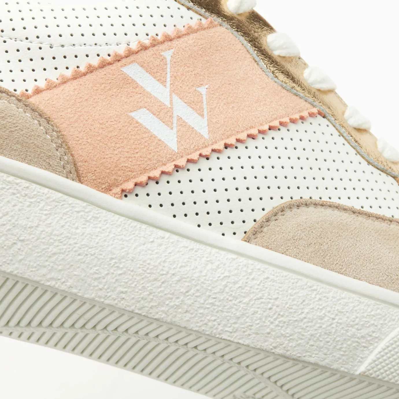Vanessa Wu Sneakers | Baskets Monogramme Flavie Perforees Gris Et Rose A Lacets