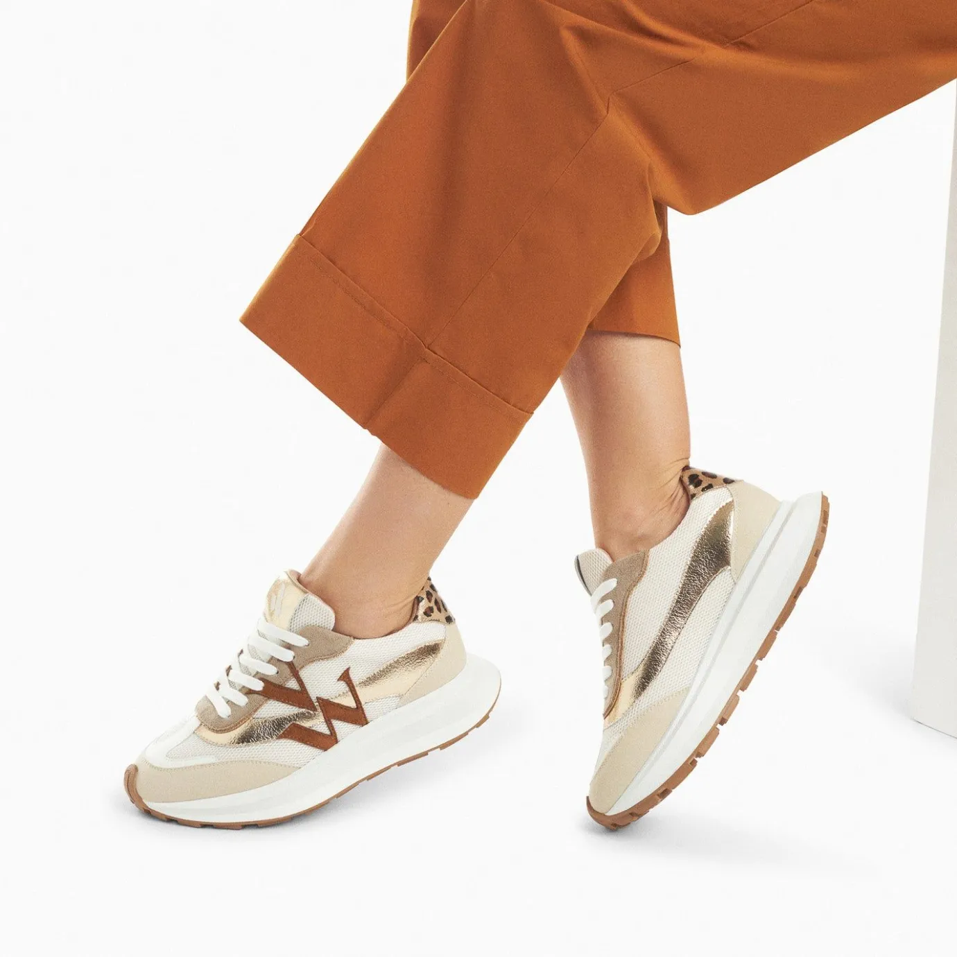 Vanessa Wu Sneakers | Baskets Monogramme Ines Camel Et Or A Semelle Oversize